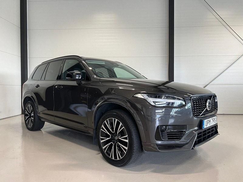 Grå Begagnad 2022 Volvo XC90 R-Design SUV | 599 000 kr (Marknadspris) - Bild 1/4