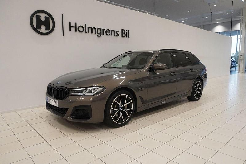 Grå Begagnad 2022 BMW 530e M Sport Kombi | 479 900 kr (Dyr) - Bild 1/4