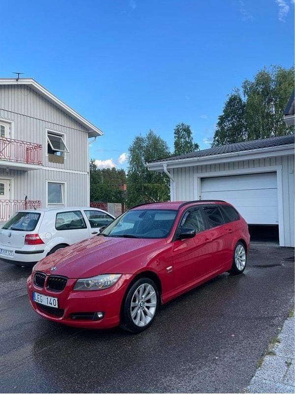 Röd Begagnad 2011 BMW 320 Kombi | 60 000 kr (Marknadspris) - Bild 1/4