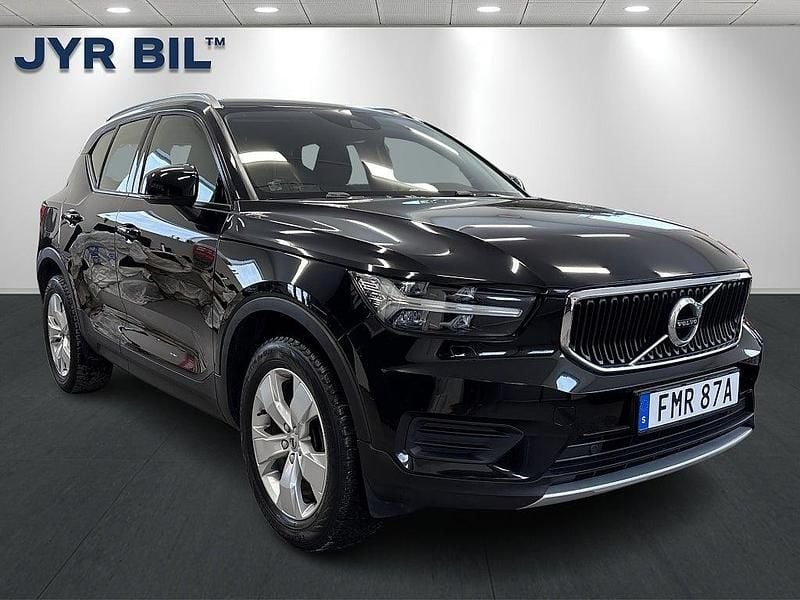 Svart Begagnad 2021 Volvo XC40 Momentum SUV | 289 000 kr (Marknadspris) - Bild 1/4
