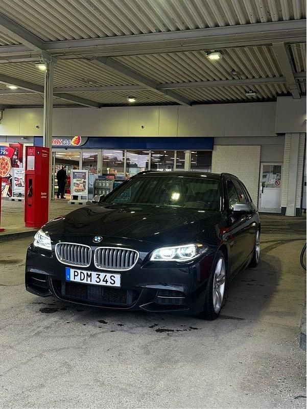 Svart Begagnad 2015 BMW M550 M Sport Sedan | 320 000 kr (Dyr) - Bild 1/4