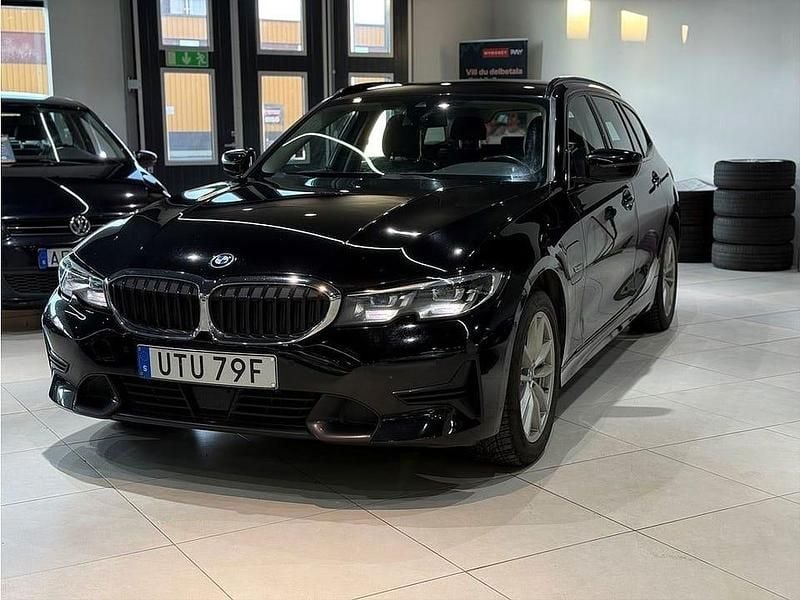Svart Begagnad 2022 BMW 330 Sport Line Kombi | 229 900 kr (Superpris) - Bild 1/4
