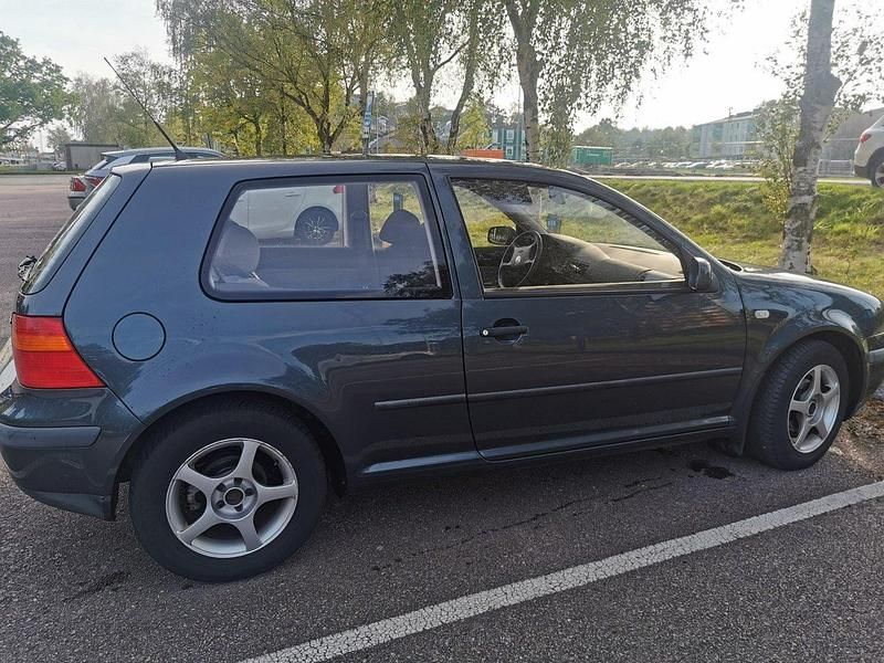Grå Begagnad 2000 VW Golf IV Trendline Halvkombi | 28 000 kr (Marknadspris) - Bild 1/4