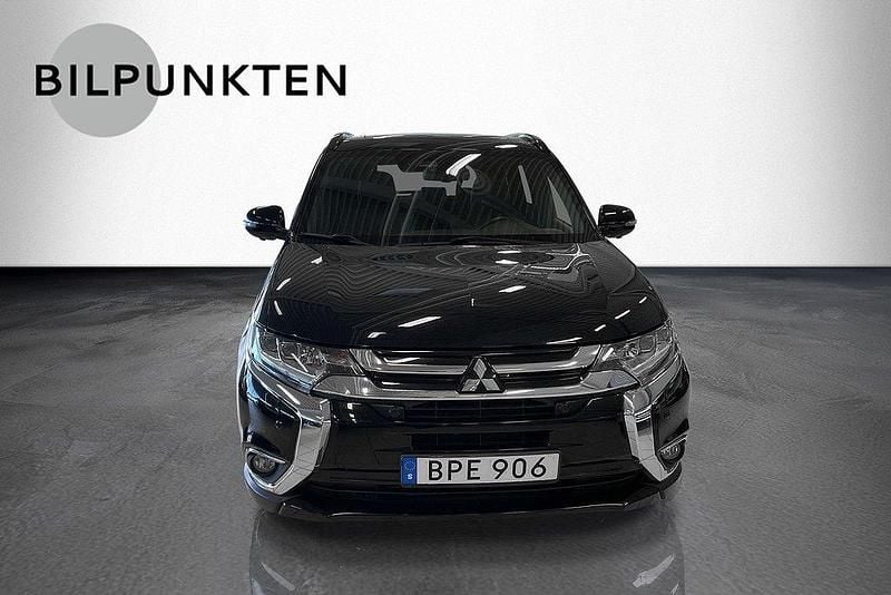 Svartmetallic Begagnad 2018 Mitsubishi Outlander SUV | 219 900 kr (Marknadspris) - Bild 1/4