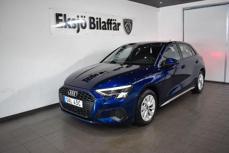 Blå Begagnad 2022 Audi A3 Sportback e-tron Comfort Sedan | 269 500 kr (Bra pris) - Bild 1/4