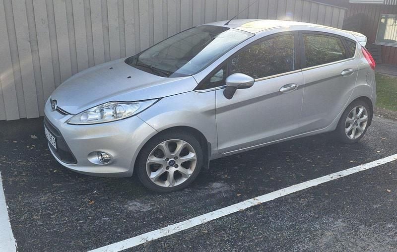 Grå Begagnad 2012 Ford Fiesta Titanium Halvkombi | 35 000 kr (Marknadspris) - Bild 1/1