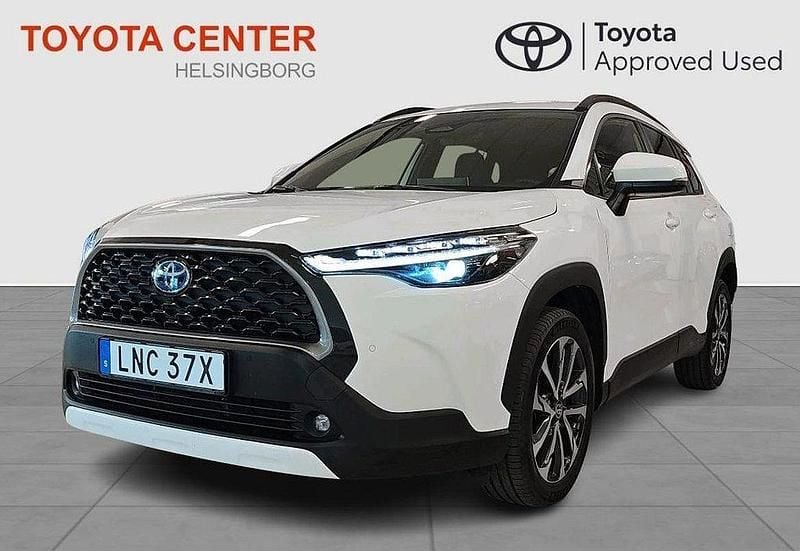 Vit Begagnad 2023 Toyota Corolla Cross Style SUV | 364 900 kr (Marknadspris) - Bild 1/4