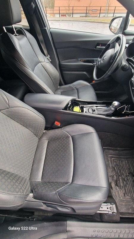 Vit Begagnad 2020 Toyota C-HR SUV | 220 000 kr (Marknadspris) - Bild 1/4