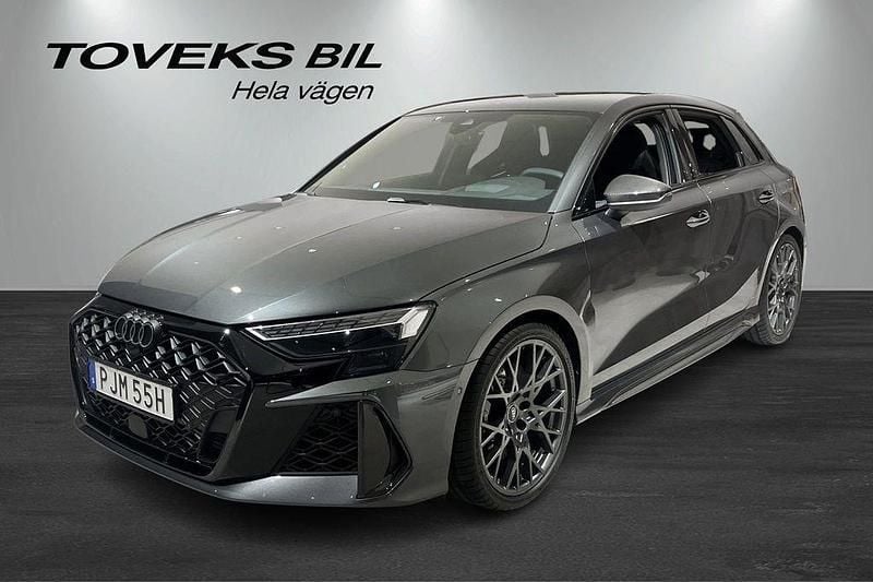Daytonagrå pärleffekt Ny 2025 Audi RS3 Sportback Sport Halvkombi | 769 900 kr (Bra pris) - Bild 1/4