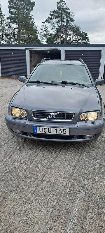 Grå Begagnad 2004 Volvo V40 Kombi | 30 000 kr (Marknadspris) - Bild 1/4