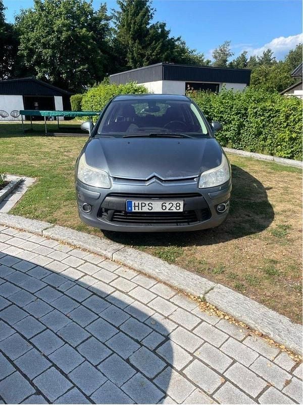 Grå Begagnad 2009 Citroën C4 Halvkombi | 19 500 kr (Marknadspris) - Bild 1/4