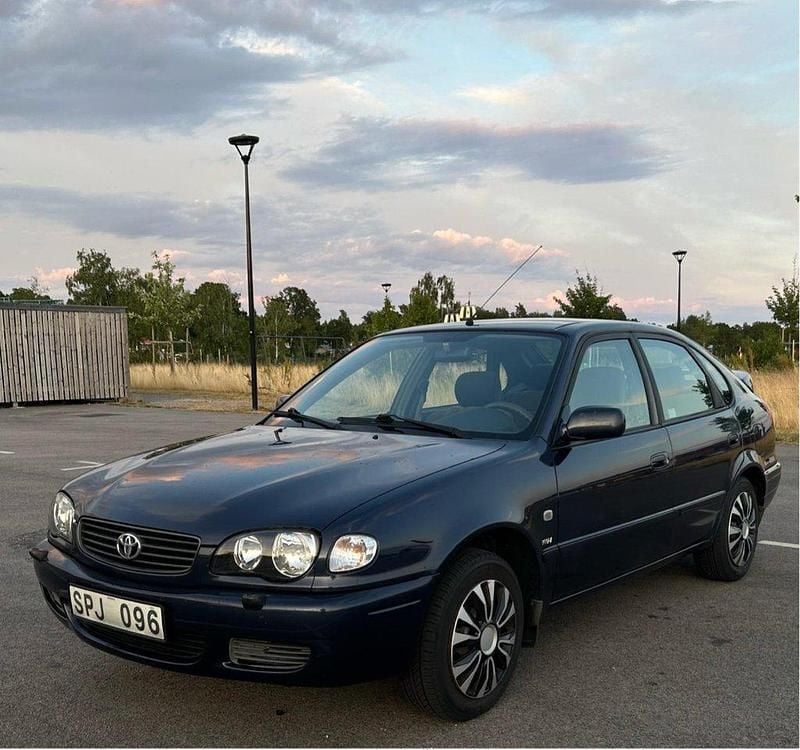 Blå Begagnad 2001 Toyota Corolla Halvkombi | 21 000 kr (Marknadspris) - Bild 1/4