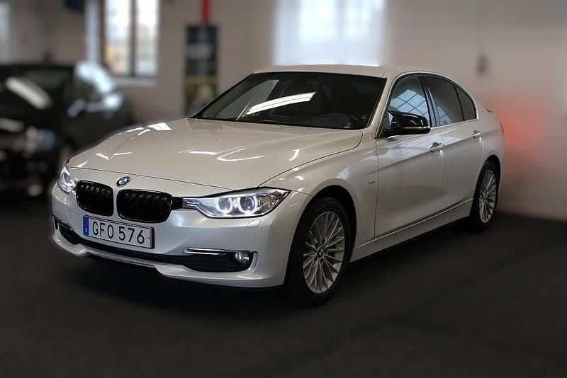 Vit Begagnad 2015 BMW 320 Luxury Line Sedan | 194 900 kr (Marknadspris) - Bild 1/4
