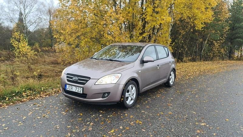 Grå Begagnad 2009 Kia Ceed 4 Halvkombi | 25 000 kr (Marknadspris) - Bild 1/4