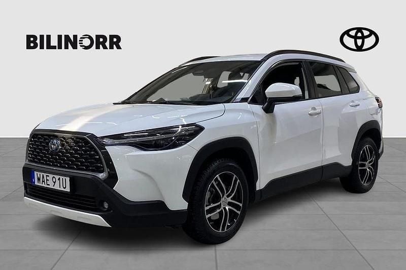 Vit Begagnad 2023 Toyota Corolla Cross Style SUV | 369 900 kr (Marknadspris) - Bild 1/3