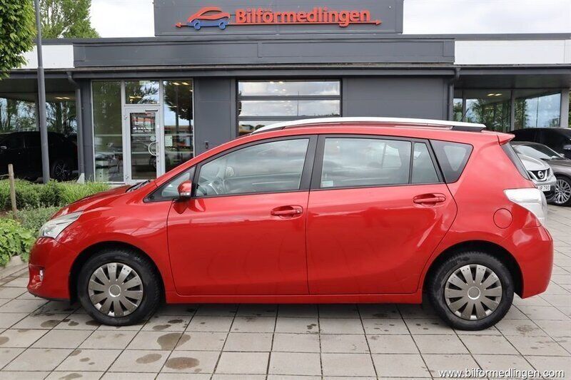 Mörkröd Begagnad 2013 Toyota Verso Business Edition Minibuss | 64 900 kr (Marknadspris) - Bild 1/4