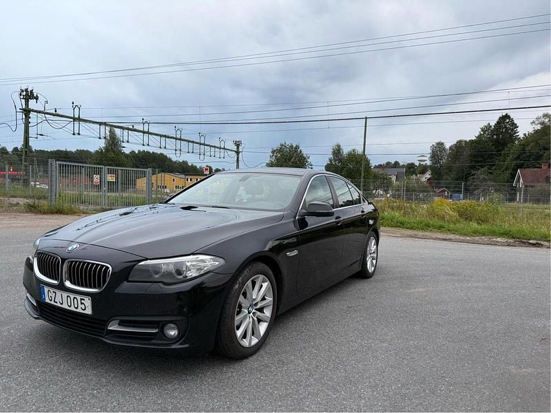 Svart Begagnad 2015 BMW 520 Sedan | 144 900 kr (Marknadspris) - Bild 1/4