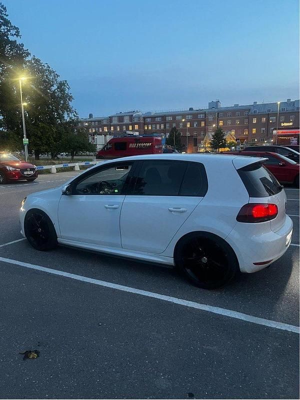Vit Begagnad 2012 VW Golf VII Halvkombi | 81 000 kr (Marknadspris) - Bild 1/4