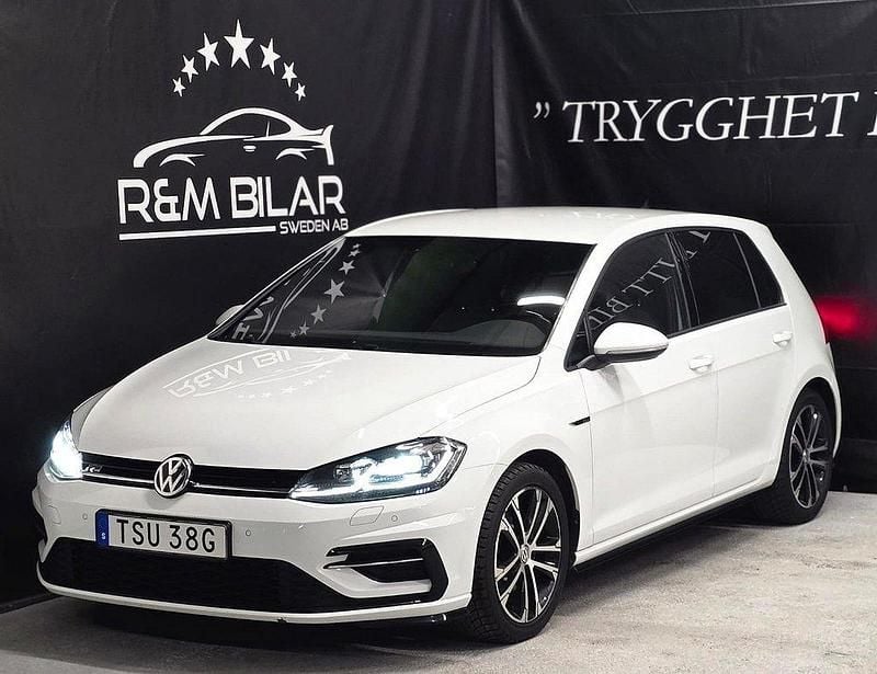 Vit Begagnad 2019 VW Golf VIII R-line Halvkombi | 209 800 kr (Marknadspris) - Bild 1/4