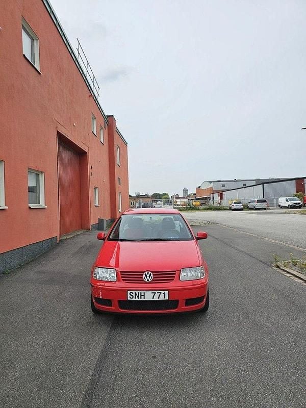 Röd Begagnad 2001 VW Polo Halvkombi | 19 900 kr (Marknadspris) - Bild 1/4