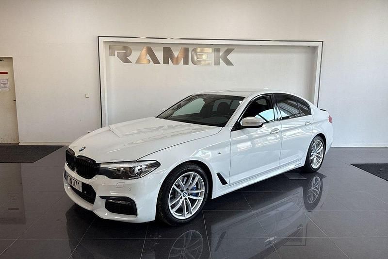 Vit Begagnad 2017 BMW 530 M Sport Sedan | 339 000 kr (Lite dyr) - Bild 1/4