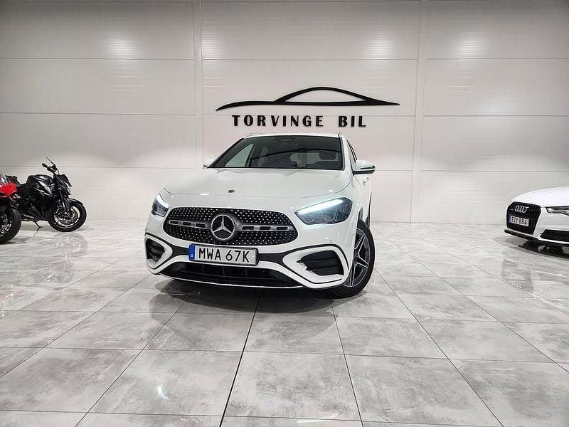 Vit Begagnad 2023 Mercedes GLA250 AMG SUV | 469 900 kr (Marknadspris) - Bild 1/4