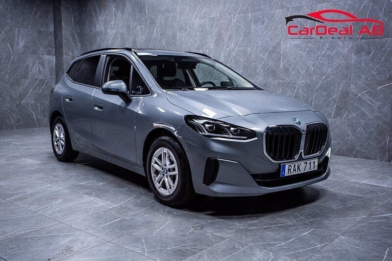 Grå Begagnad 2023 BMW 225 Active Tourer Minibuss | 334 800 kr (Superpris) - Bild 1/4