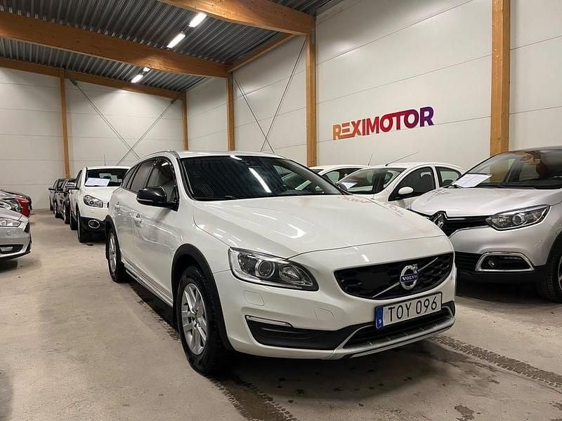 Vit Begagnad 2018 Volvo V60 CC Momentum Kombi | 139 900 kr (Marknadspris) - Bild 1/4