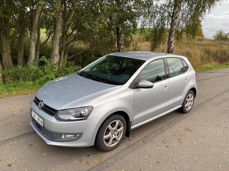 Silver Begagnad 2010 VW Polo Halvkombi | 34 900 kr (Marknadspris) - Bild 1/4