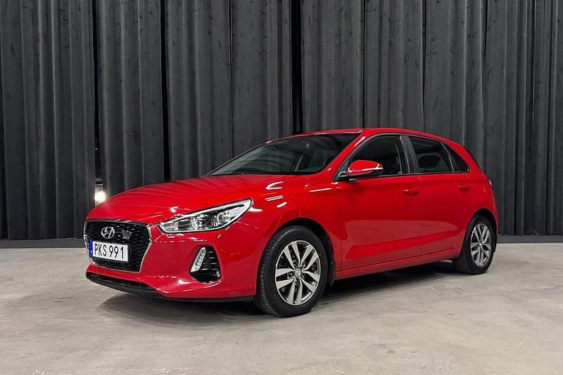Begagnad Hyundai i30 Comfort 110 HK (80 kW) 2017 Röd Halvkombi