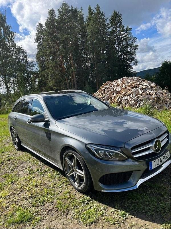 Grå Begagnad 2018 Mercedes C220 AMG line Kombi | 195 000 kr (Marknadspris) - Bild 1/4