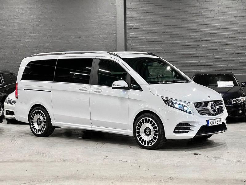 Vit (vit metallic) Begagnad 2020 Mercedes V300 AMG Minibuss | 599 900 kr (Marknadspris) - Bild 1/4