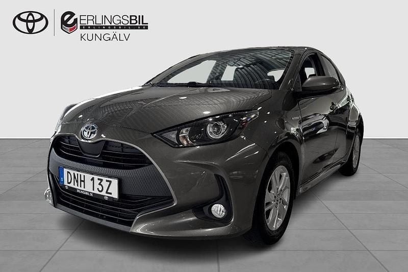 Grön Begagnad 2020 Toyota Yaris Hybrid Active Halvkombi | 194 900 kr (Marknadspris) - Bild 1/4