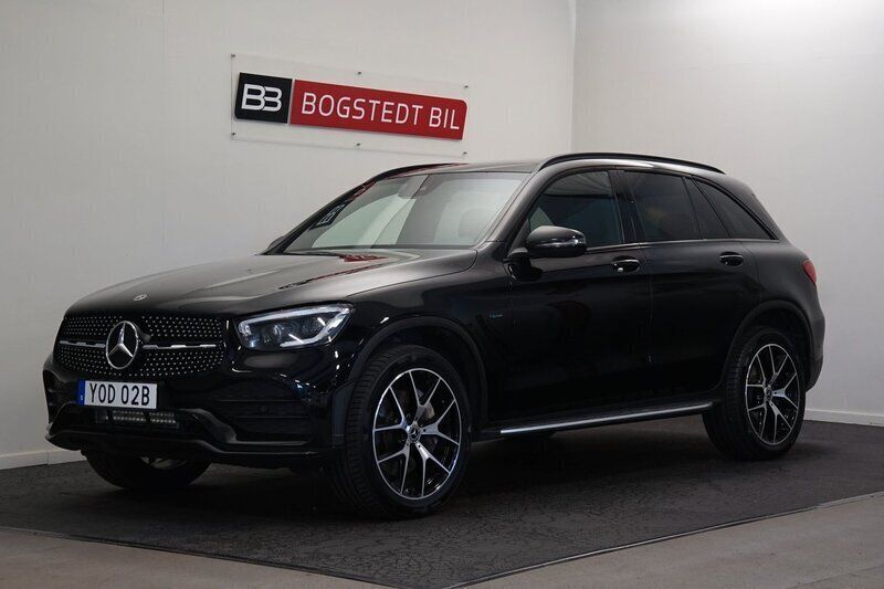 Svart Begagnad 2020 Mercedes GLC300e AMG line SUV | 389 000 kr (Marknadspris) - Bild 1/4