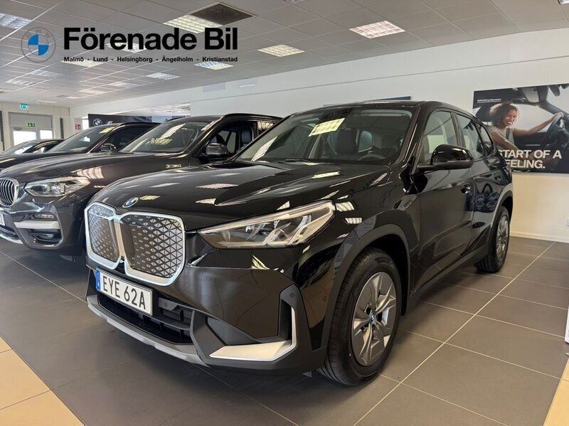 Svart Begagnad 2025 BMW iX1 SUV | 479 000 kr - Bild 1/4