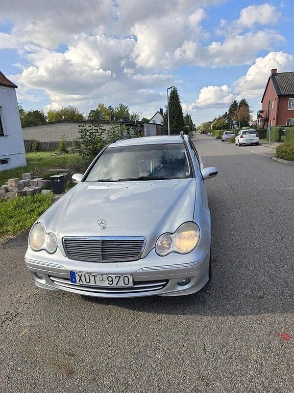 Silver Begagnad 2006 Mercedes C220 Avantgarde Kombi | 37 000 kr (Marknadspris) - Bild 1/4