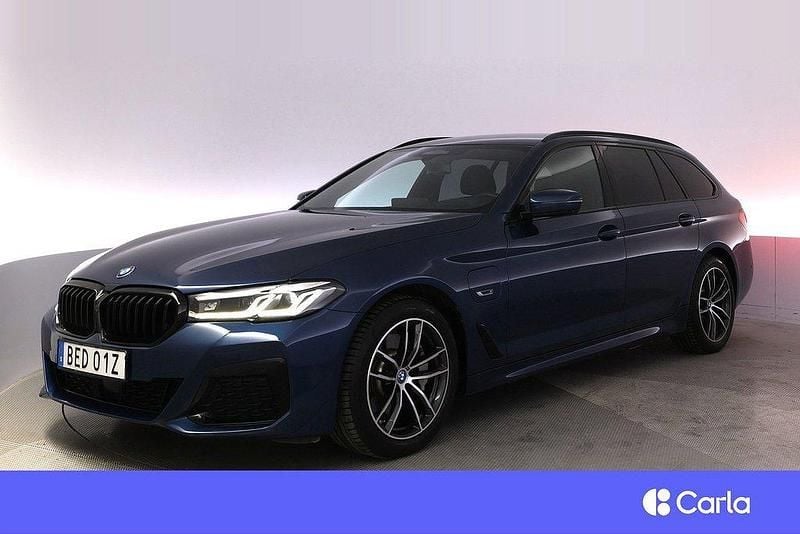 Blå Begagnad 2023 BMW 530e M Sport Kombi | 569 900 kr - Bild 1/4