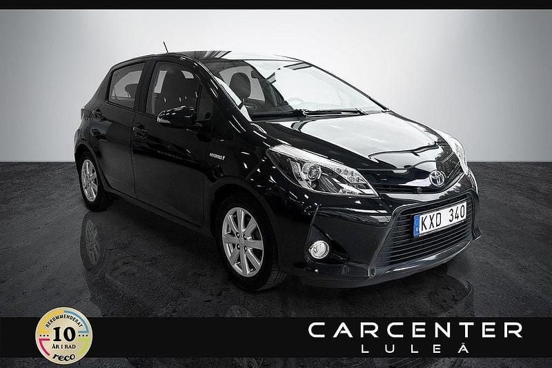 Svart Begagnad 2012 Toyota Yaris Hybrid Halvkombi | 109 900 kr (Marknadspris) - Bild 1/4