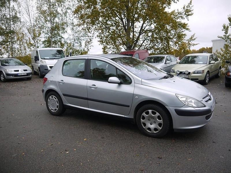 Begagnad Peugeot 307 109 HK (80 kW) 2004 Ljusgrå (grå) Halvkombi
