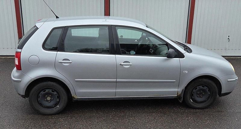 Silver Begagnad 2003 VW Polo Trendline Halvkombi | 18 000 kr (Bra pris) - Bild 1/4