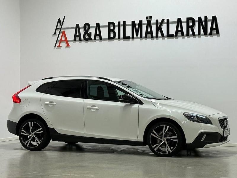 Begagnad Volvo V40 CC Momentum 150 HK (110 kW) 2014 Vit Kombi