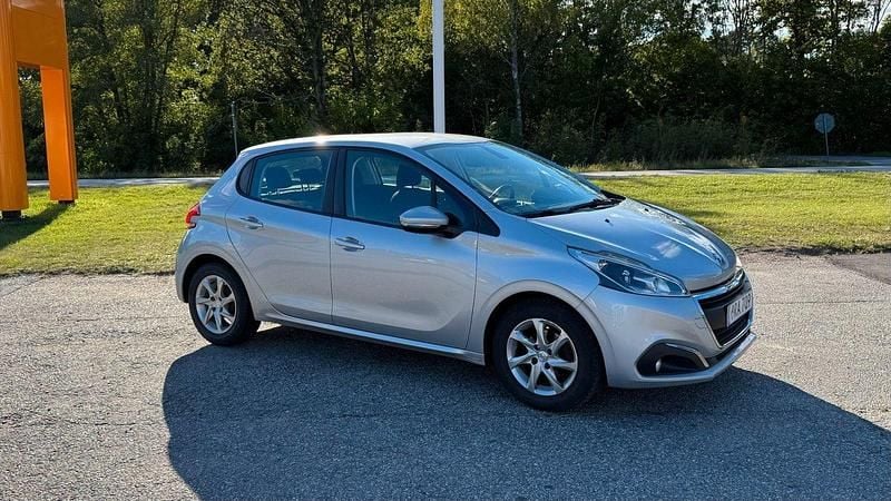 Ljusgrå Begagnad 2015 Peugeot 208 Halvkombi | 59 800 kr (Lite dyr) - Bild 1/4