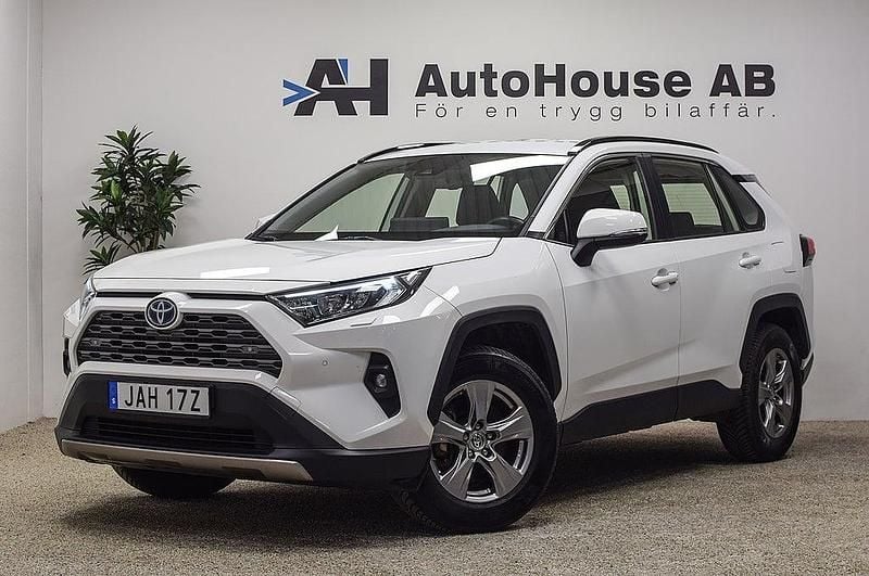 Vit Begagnad 2023 Toyota RAV4 Hybrid Active SUV | 339 000 kr (Marknadspris) - Bild 1/4