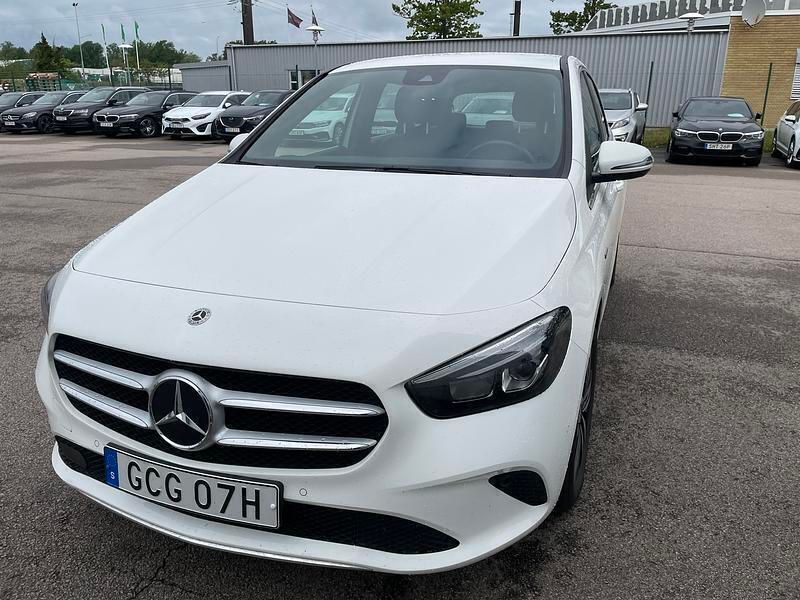 Vit Begagnad 2021 Mercedes B250 Edition Minibuss | 295 000 kr - Bild 1/2