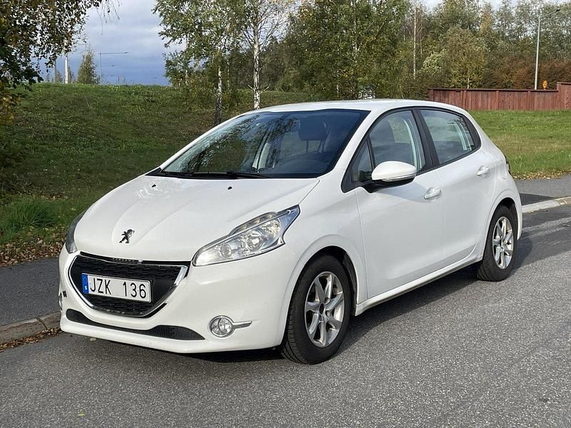 Vit Begagnad 2012 Peugeot 208 Halvkombi | 69 000 kr (Marknadspris) - Bild 1/4