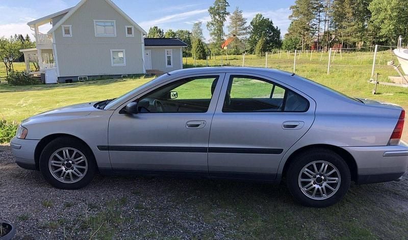 Grå Begagnad 2005 Volvo S60 Business Edition Sedan | 28 000 kr (Marknadspris) - Bild 1/4