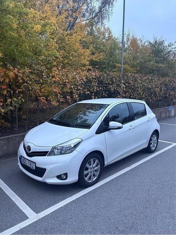 Vit Begagnad 2012 Toyota Yaris Active Halvkombi | 67 500 kr (Marknadspris) - Bild 1/4