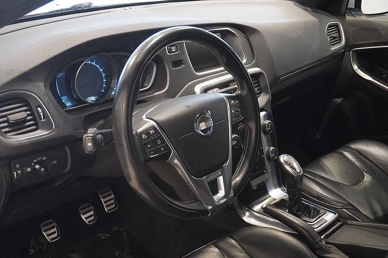 Begagnad Volvo V40 R-Design 150 HK (110 kW) 2013 Vit Halvkombi