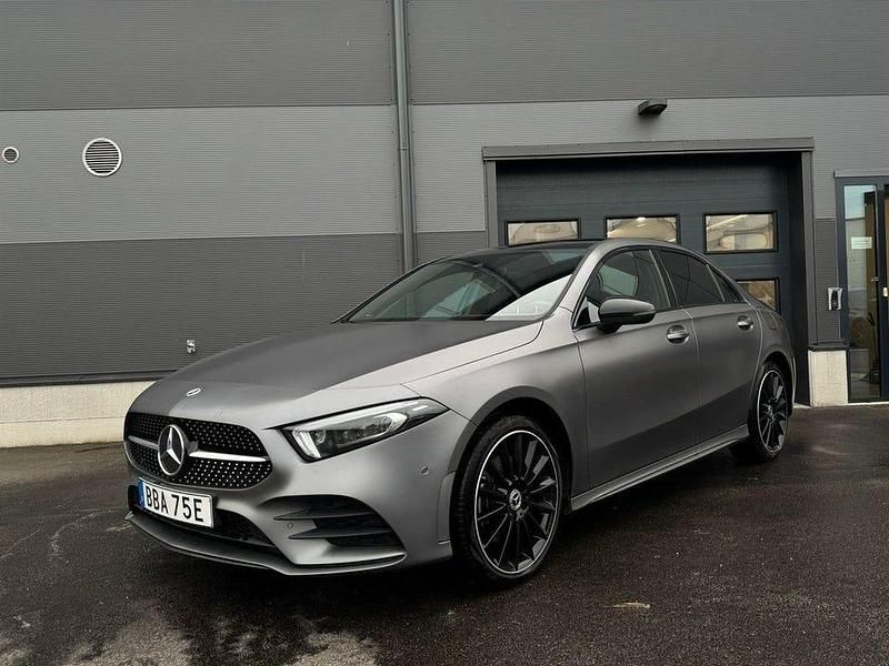 Grå Begagnad 2023 Mercedes A250 Sedan | 299 900 kr - Bild 1/4
