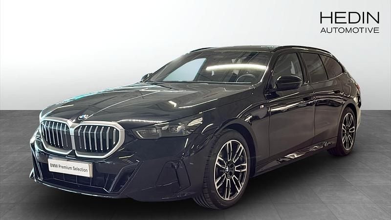 Svart (black) Begagnad 2025 BMW 520 M Sport Kombi | 574 700 kr (Lite dyr) - Bild 1/4